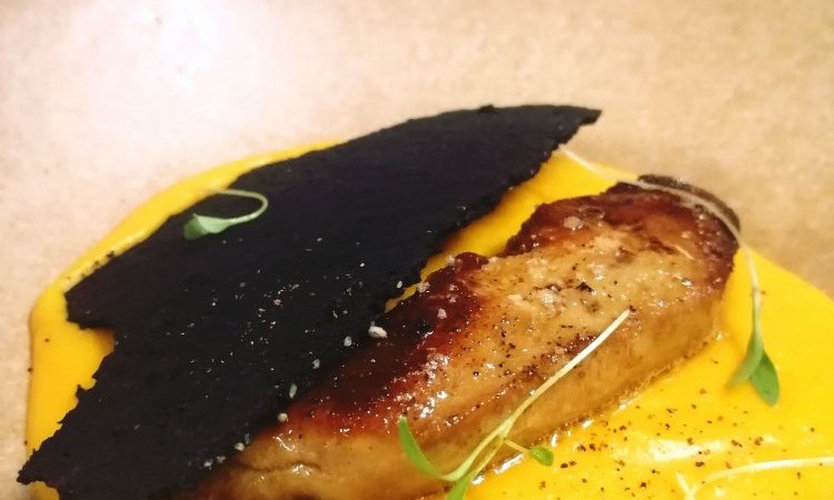 velouté de potimarron, foie gras poêlé et tuiles charbon actif et sésame  - Cuisine française , fait maison dans votre restaurant bistronomique vers Orvault 