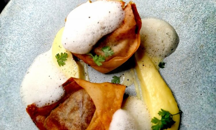ravioles de canard confit , crémeux panais emulsion poivre java  - restaurant bistronomique à Nantes
