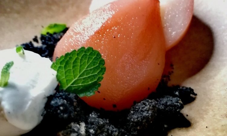 poire nashi pochée Hibiscus, crumble sésame noir et glace vanille - restaurant bistronomique à Nantes